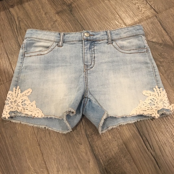 Pants - Jean Shorts With Detailed Appliqué